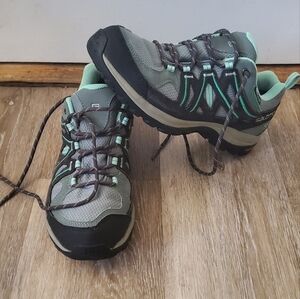 Salomon Women's Gray and Green Hiking Shoes s. 7